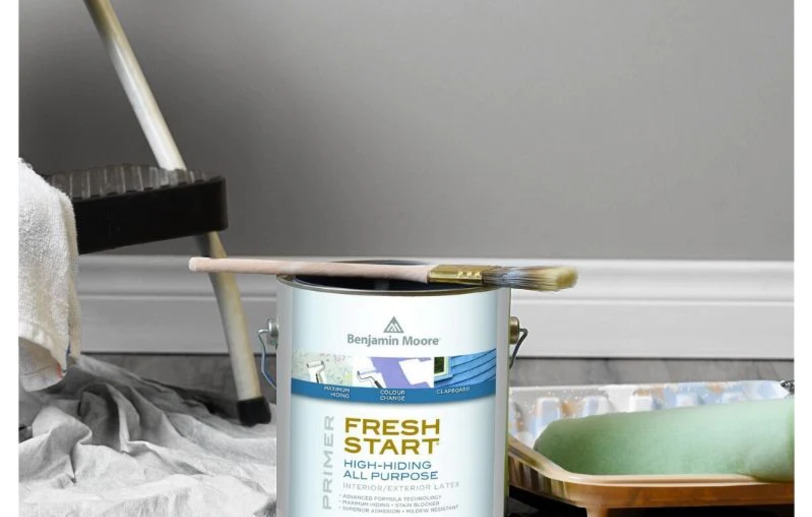 Нанесення на стелю і стіни фарби Benjamin Moore